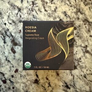 NOURISHE Roesia Supreme Rose Invigorating Cream